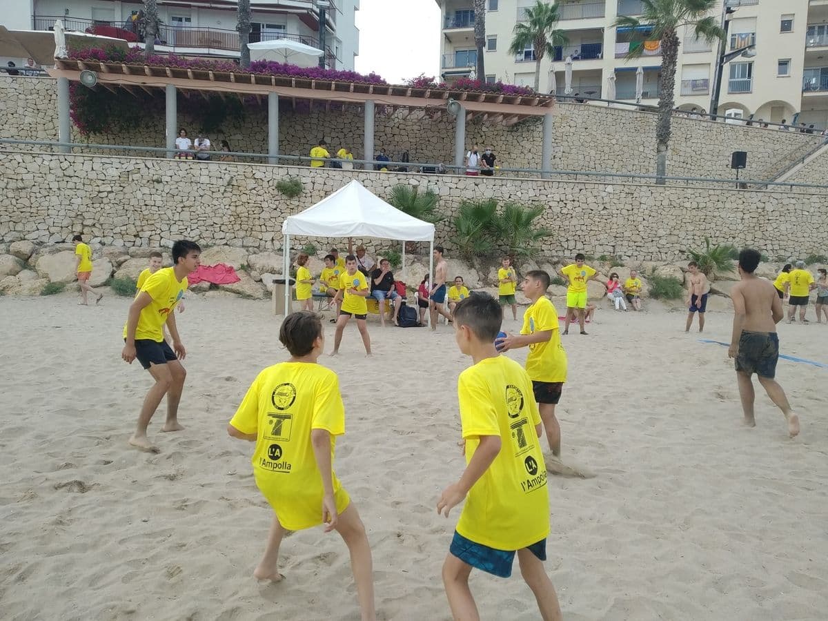 La platja de les Avellanes acull el X Torneig d'Handbol Platja