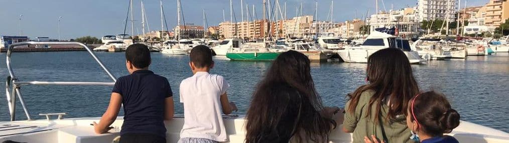 L’Ajuntament de l’Ampolla convida els alumnes de l’Escola Remolins de Tortosa que van ser ferits a l’estació del tren del municipi per a fer diverses activitats a la població