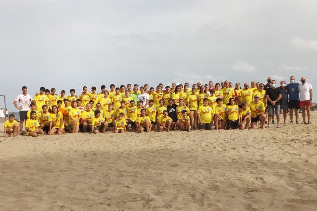 La platja de les Avellanes acull el X Torneig d'Handbol Platja