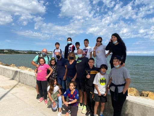 L’Ajuntament de l’Ampolla convida els alumnes de l’Escola Remolins de Tortosa que van ser ferits a l’estació del tren del municipi per a fer diverses activitats a la població