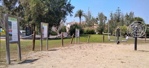 L’Ajuntament de l’Ampolla renova els panells informatius del Parc Salut de l’Arenal afegint un codi QR on s'explica com utilitzar cada aparell