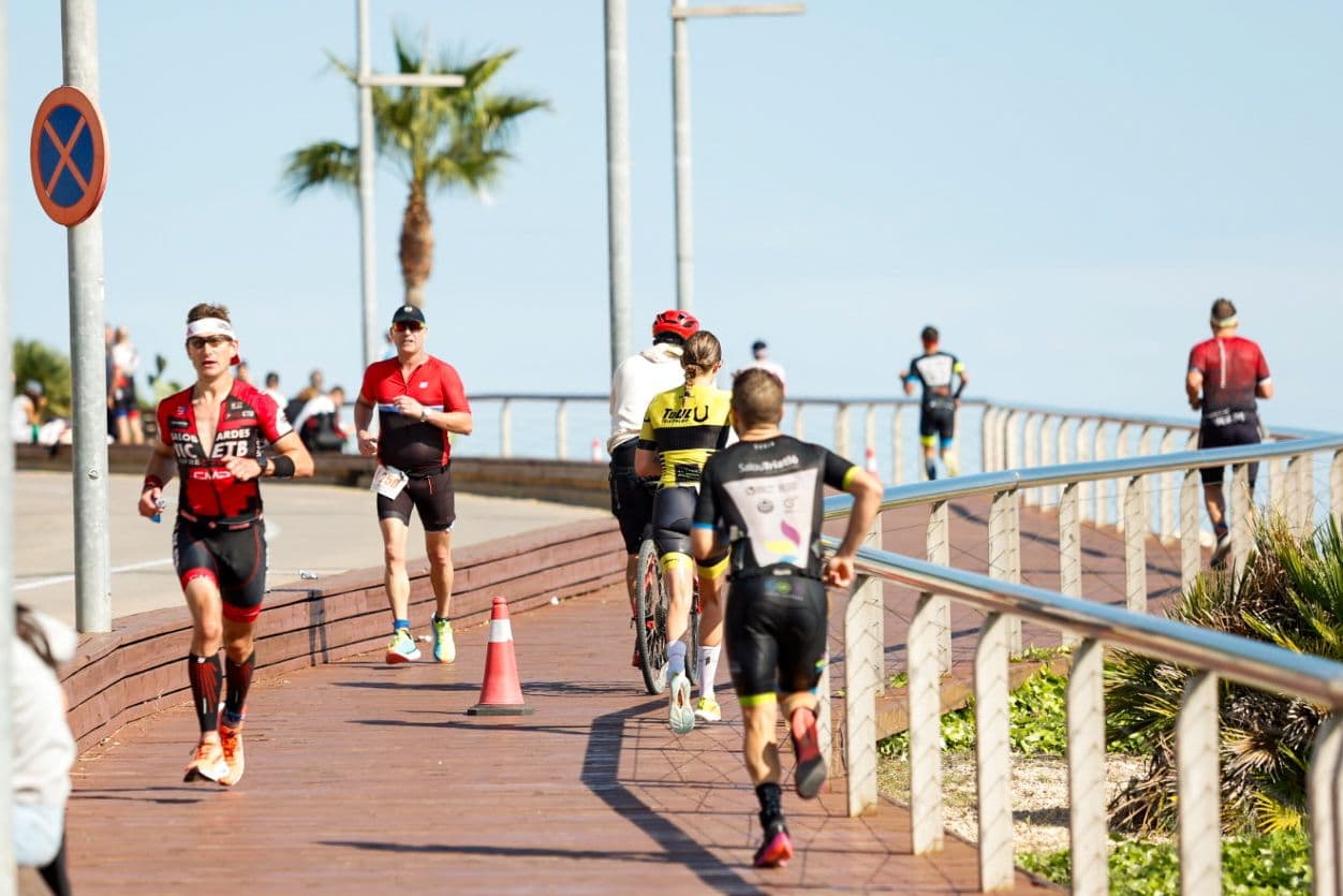 Lluís Ropero i Lídia Puyals, en la ‘full’, i Thomas Vanhalst i Janina Saarino, en la ‘half’, triomfen en la XIX edició de l'Ironcat l'Ampolla