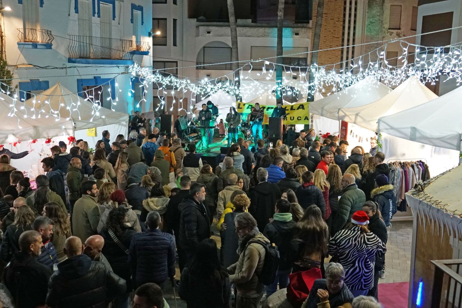 L'Ampolla celebra l'èxit de la primera Fireta de Nadal, organitzada per la Regidoria de Comerç.