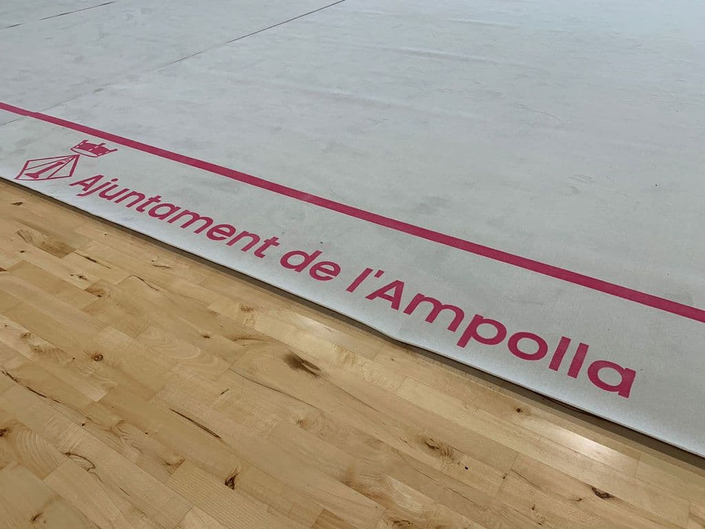 El Pavelló Municipal de l'Ampolla estrena tapís de gimnàstica rítmica