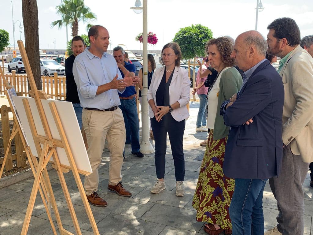 La consellera de Territori lliura les claus dels habitatges de lloguer amb protecció oficial i visita el passeig marítim remodelat