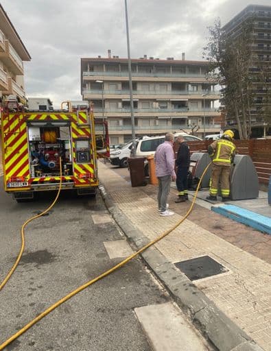 La Policia Local de l'Ampolla i els Bombers de la Generalitat apaguen un incendi a un contenidor de fracció resta