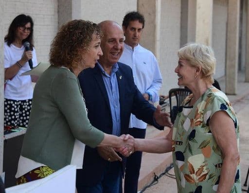 La consellera de Territori lliura les claus dels habitatges de lloguer amb protecció oficial i visita el passeig marítim remodelat