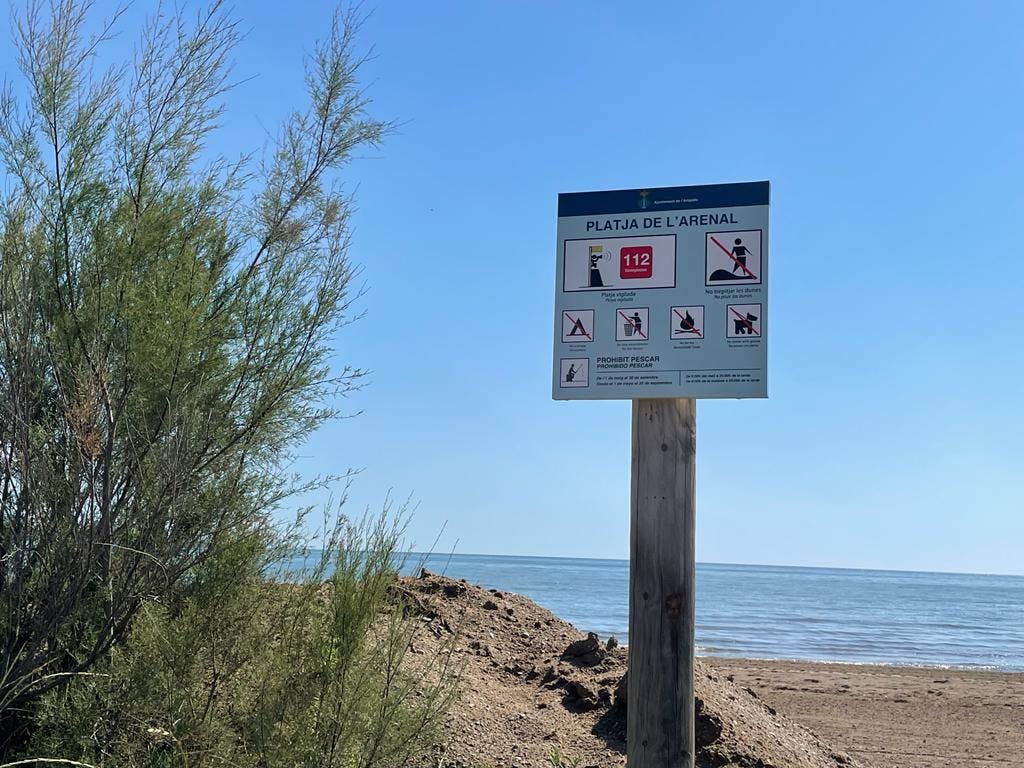 L'Ajuntament de l'Ampolla actualitza tota la cartelleria de les platges de la població