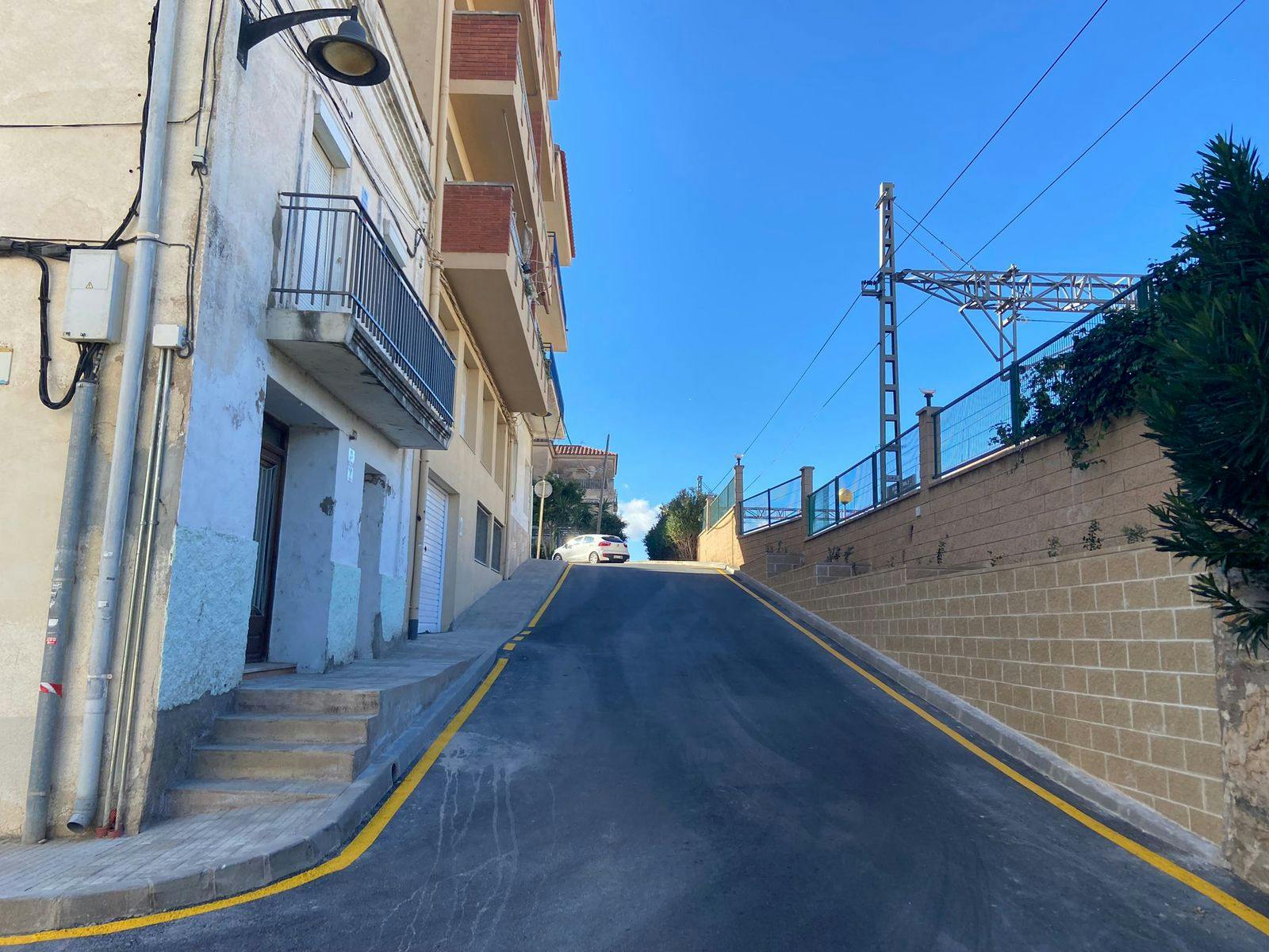 L'Ajuntament de l'Ampolla renova la pavimentació i restaura les voreres d'un tram del passeig del Centre