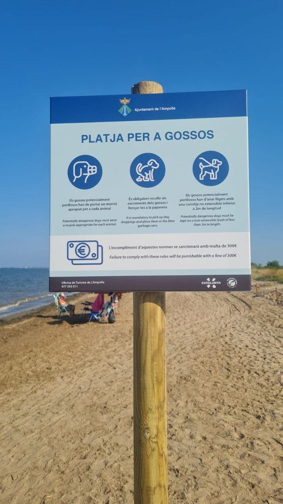 Cartell amb les normes a seguir per fer ús de la platja per a gossos