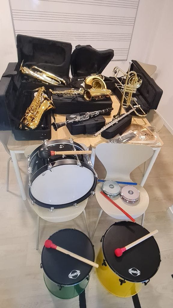La Regidoria de Cultura amplia el banc d'instruments musicals de l'Escoleta de Música Enharmonia