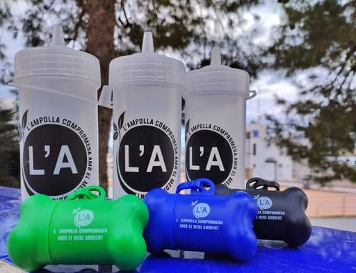 L'Ajuntament de l'Ampolla facilita la neteja d'excrements i miccions amb un set gratuït per a mascotes